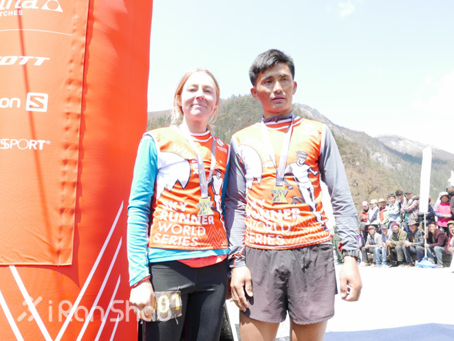 亚丁的三座神山,一群人稻城亚丁风景视频