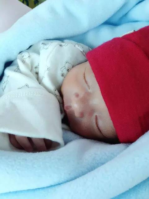 一日为母终生坚不可摧，全世界却为你流眼泪！