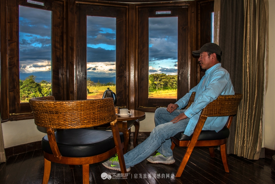 肯尼亚树顶酒店我住在了女王隔壁