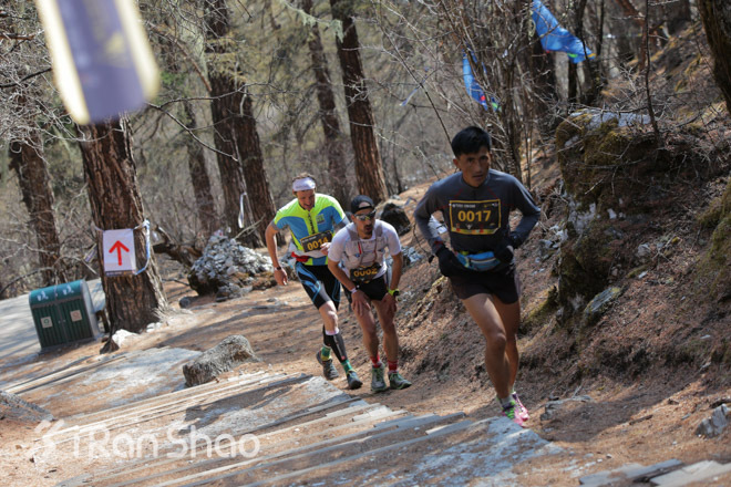 亚丁的三座神山,一群人稻城亚丁风景视频