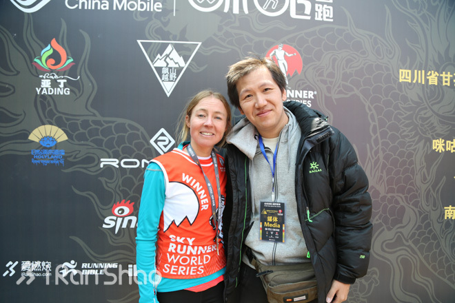 亚丁的三座神山,一群人稻城亚丁风景视频