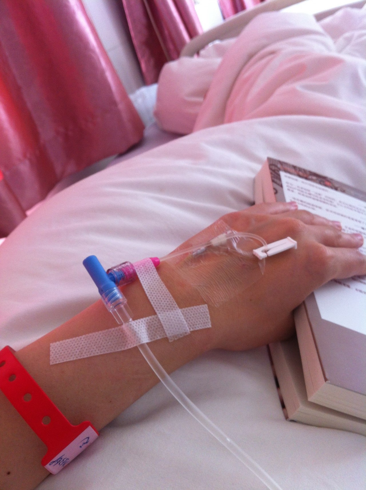 一日为母终生坚不可摧，全世界却为你流眼泪！