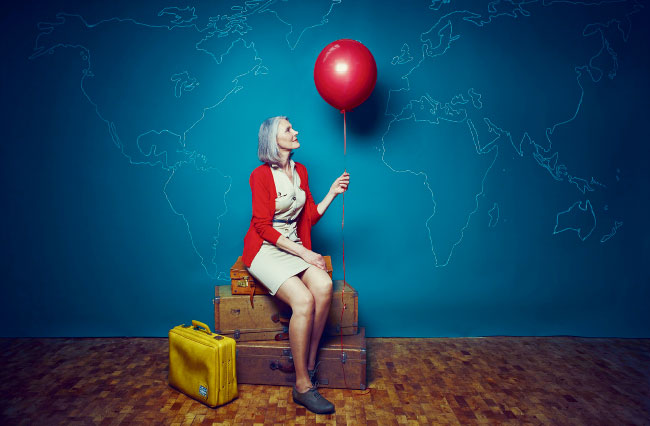 妈妈牵着女儿的手图片 (世界那么大妈妈陪你探索世界)