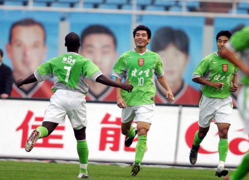 郑智铲断西塞的腿要负责吗,法国球员西塞被谁踢断腿了