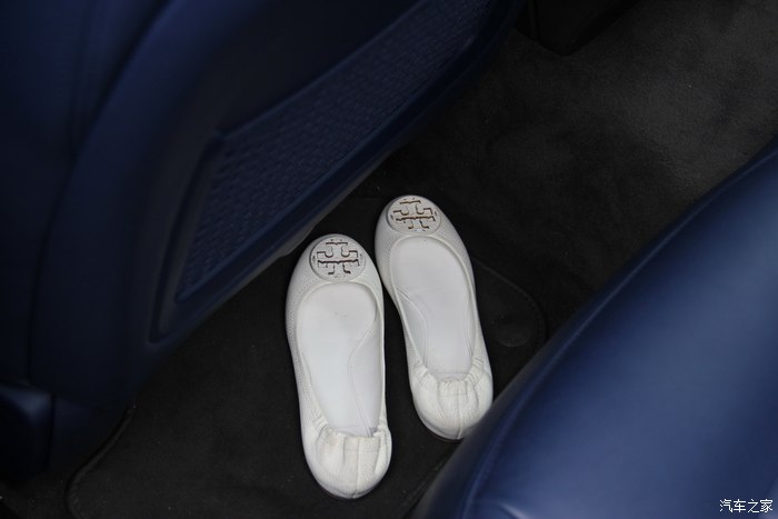 美女开玛莎拉蒂高速实拍原声视频,女车主提车