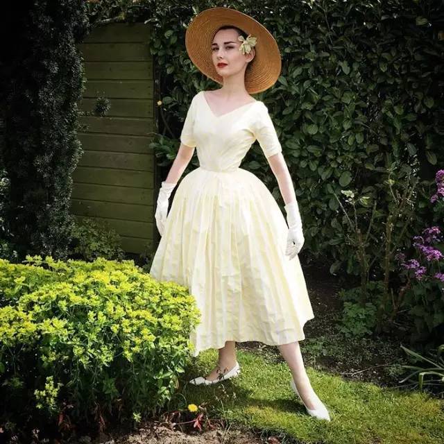 18岁的姑娘穿什么都好看,17岁长相普通怎么穿才好看