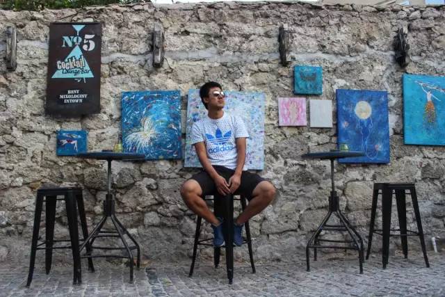 旅行叫他变沧桑，也叫他犯二，但还是死性不改