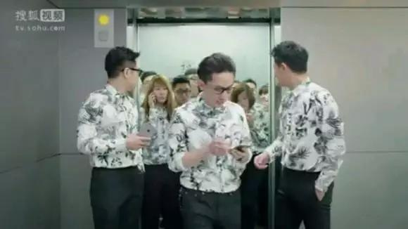 撞衫撞鞋了,撞衫就算了居然还撞鞋