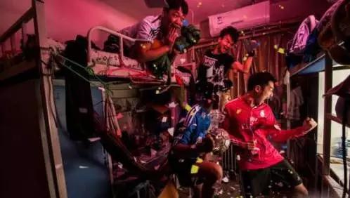 足球毕业季视频,毕业季不说再见歌曲