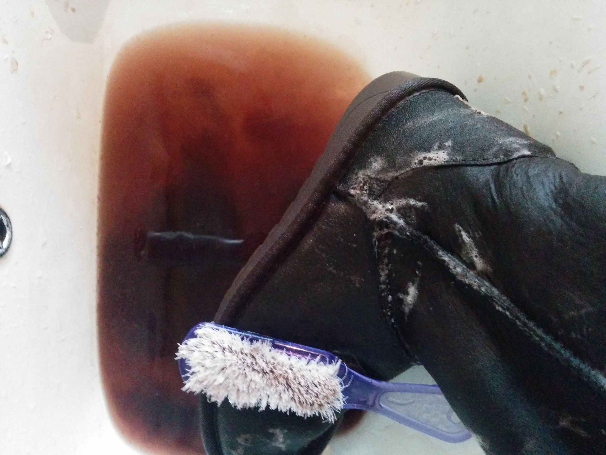 南阳某网友徒手洗了一双鞋，却被洗出来的东西吓尿了