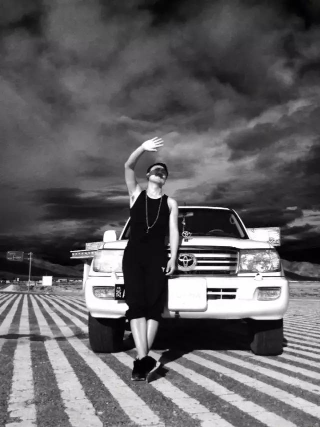 旅行叫他变沧桑，也叫他犯二，但还是死性不改