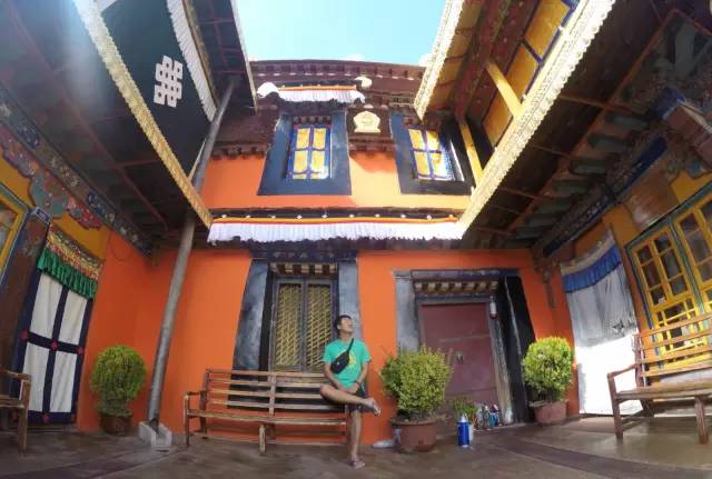 旅行叫他变沧桑，也叫他犯二，但还是死性不改