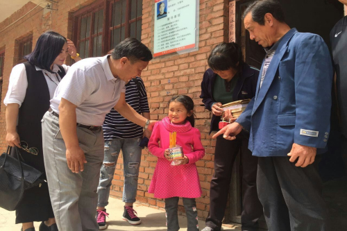 献爱心捐款救助女学生,善行义举爱心捐助