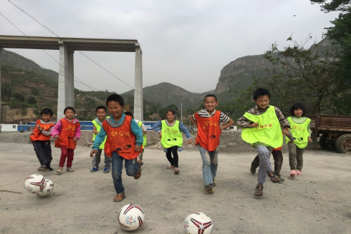 献爱心捐款救助女学生,善行义举爱心捐助