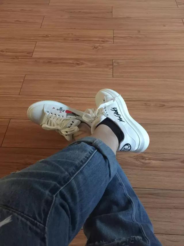 撞衫撞鞋了,撞衫就算了居然还撞鞋