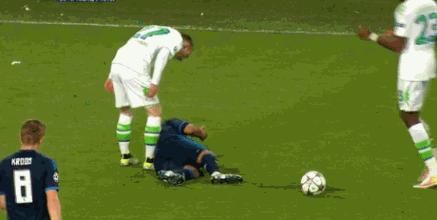 球场上碰瓷,足球经典碰瓷镜头合集