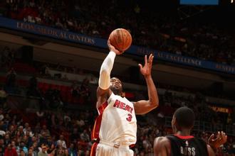 韦德神奇三分5分钟,韦德热身挂在篮筐上引体向上