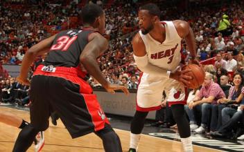 韦德神奇三分5分钟,韦德热身挂在篮筐上引体向上