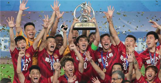 郑智铲断西塞的腿要负责吗,法国球员西塞被谁踢断腿了