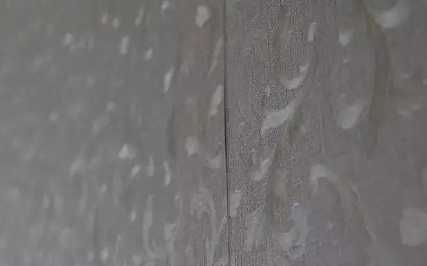 墙纸接缝翘起来怎么处理,墙纸贴好了感觉太丑怎么处理