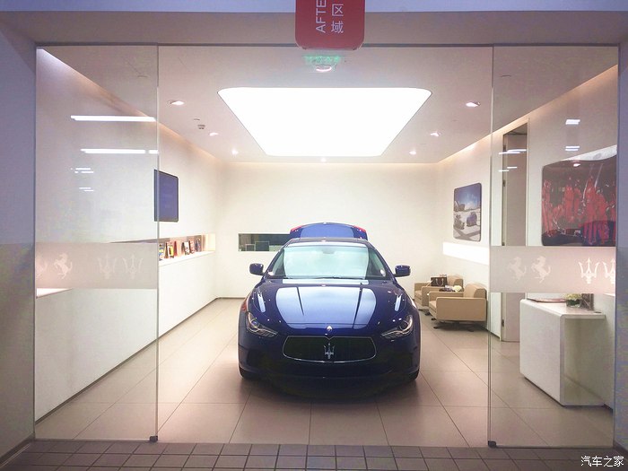 美女开玛莎拉蒂高速实拍原声视频,女车主提车