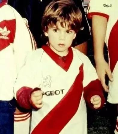 足坛巨星照片,足坛帅哥年轻的容颜