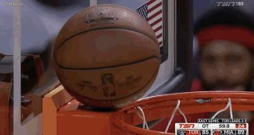 韦德神奇三分5分钟,韦德热身挂在篮筐上引体向上