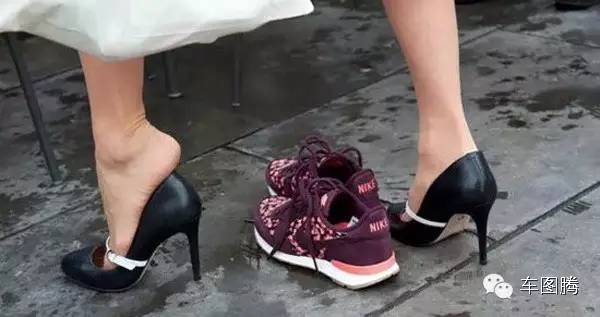 通过美女两腿开叉大小，了解独立/非独立悬挂的区别丨知识贴