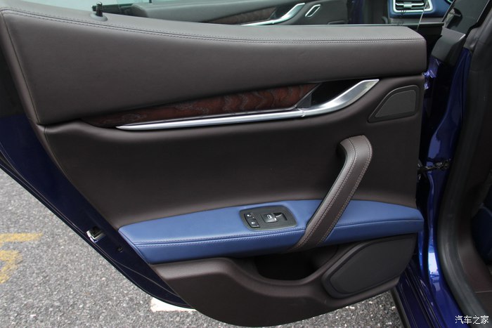 美女开玛莎拉蒂高速实拍原声视频,女车主提车