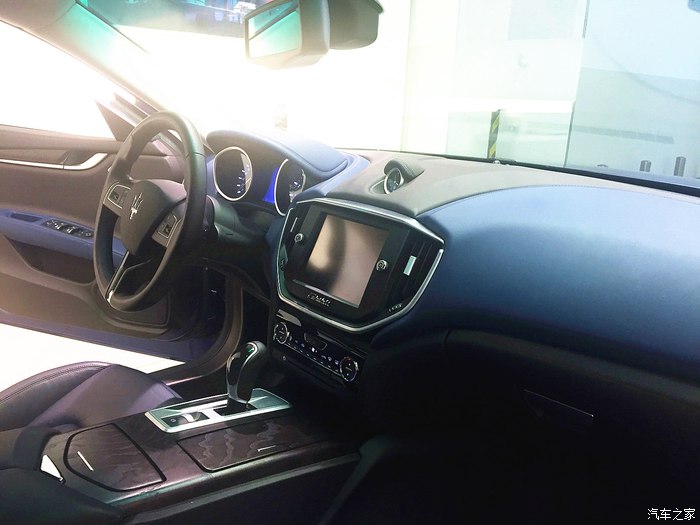 美女开玛莎拉蒂高速实拍原声视频,女车主提车