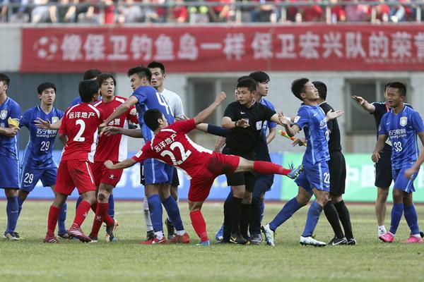 法律专家：武汉宏兴的球场*力暴**已构成4项犯罪事实，可以量刑！