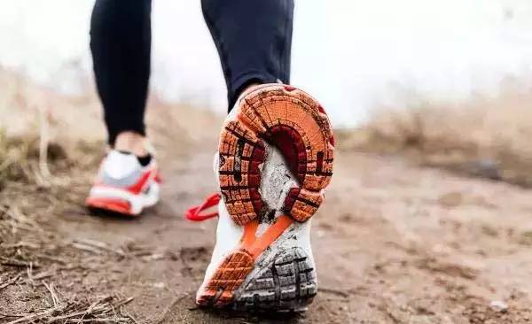 长期跑步穿什么类型的跑步鞋好,跑步爱好者如何选择跑鞋