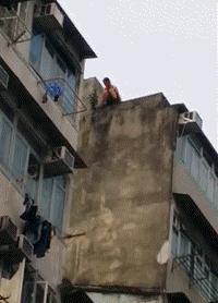 别人都光着，这货穿了个裤衩，嗯，一定是搓澡的！