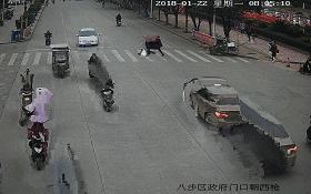 「曝光台」桂JGP212、桂JP6168、桂JC1383请关注！你们车前有行人！