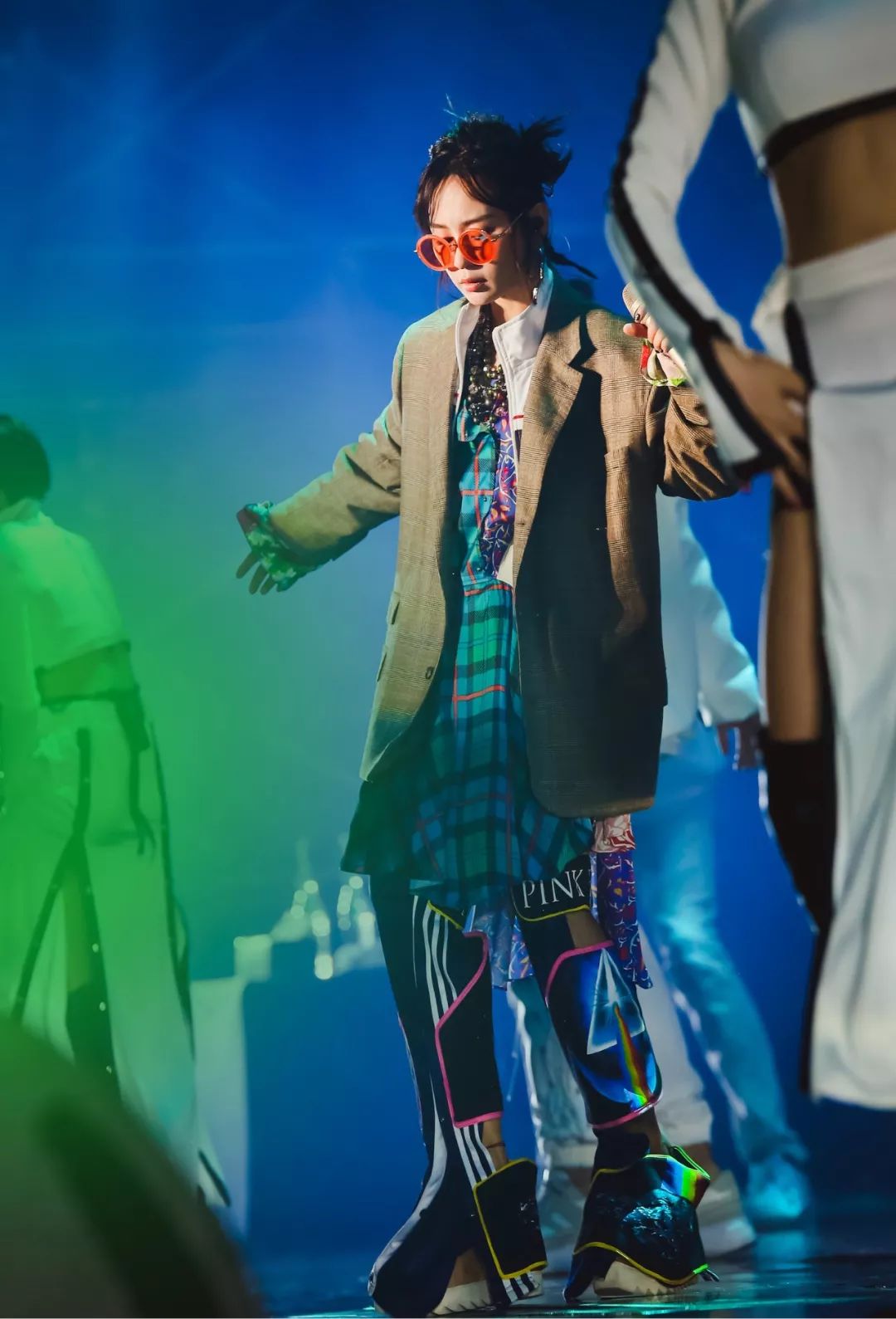 来，考考你｜知道李宇春膝盖上绑着的东西叫什么吗？