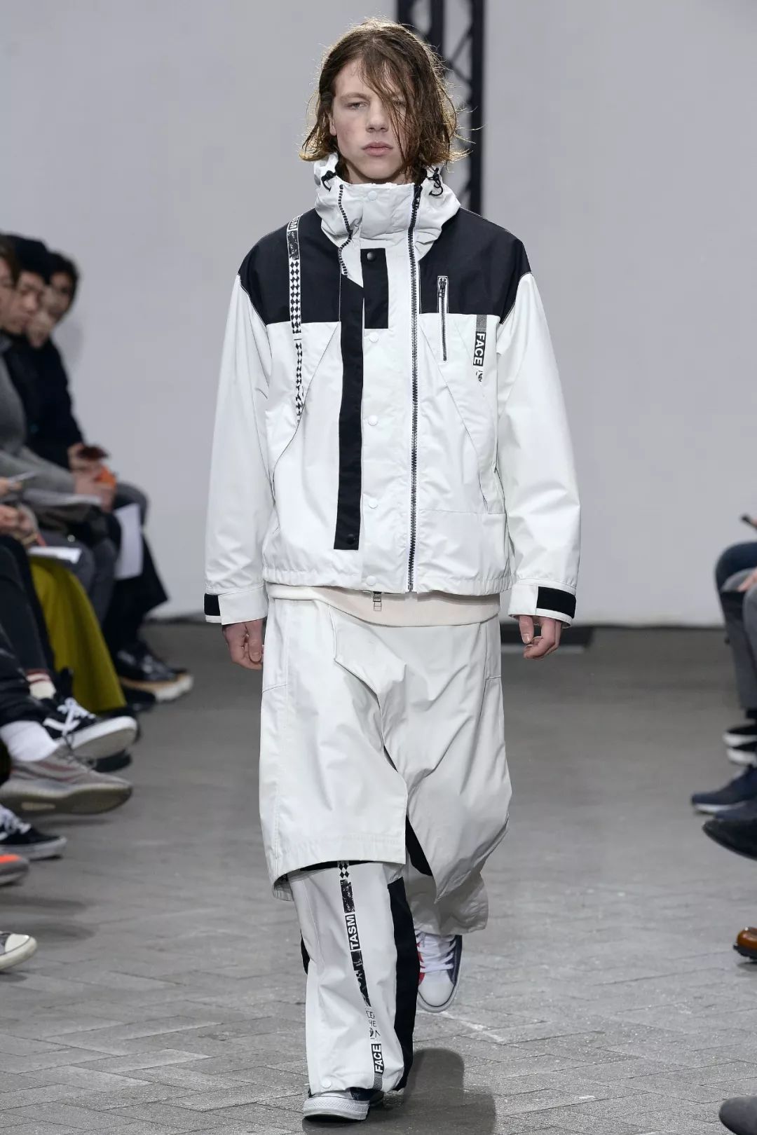 来，考考你｜知道李宇春膝盖上绑着的东西叫什么吗？