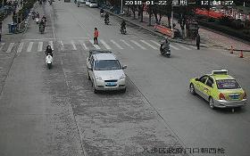 「曝光台」桂JGP212、桂JP6168、桂JC1383请关注！你们车前有行人！