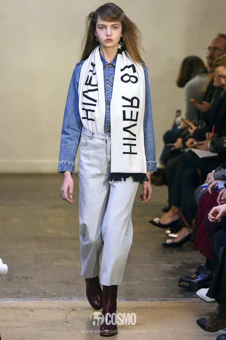 时髦办｜还不知道它？你和时髦之间只差一条印字围巾的距离