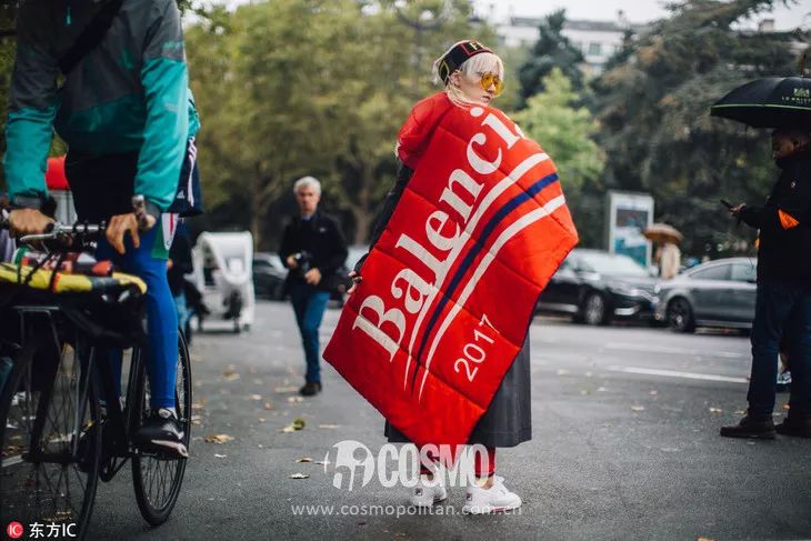 时髦办｜还不知道它？你和时髦之间只差一条印字围巾的距离