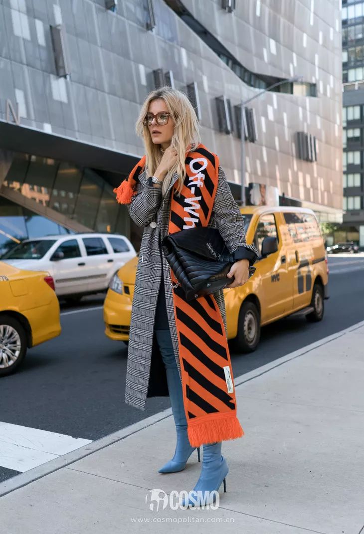 时髦办｜还不知道它？你和时髦之间只差一条印字围巾的距离