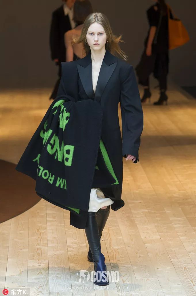 时髦办｜还不知道它？你和时髦之间只差一条印字围巾的距离