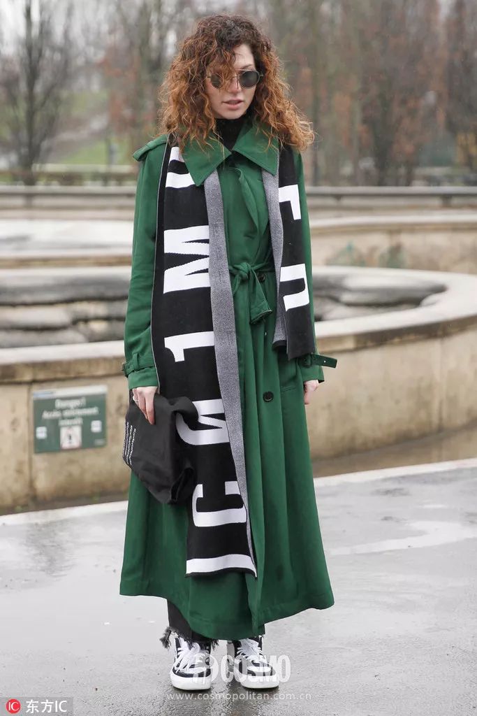 时髦办｜还不知道它？你和时髦之间只差一条印字围巾的距离