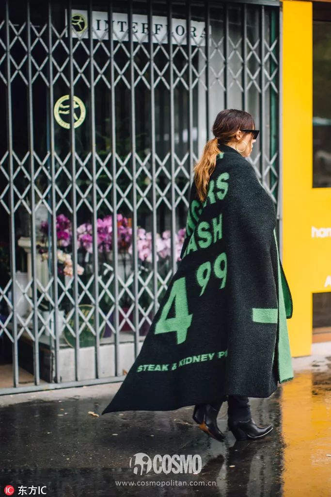 时髦办｜还不知道它？你和时髦之间只差一条印字围巾的距离