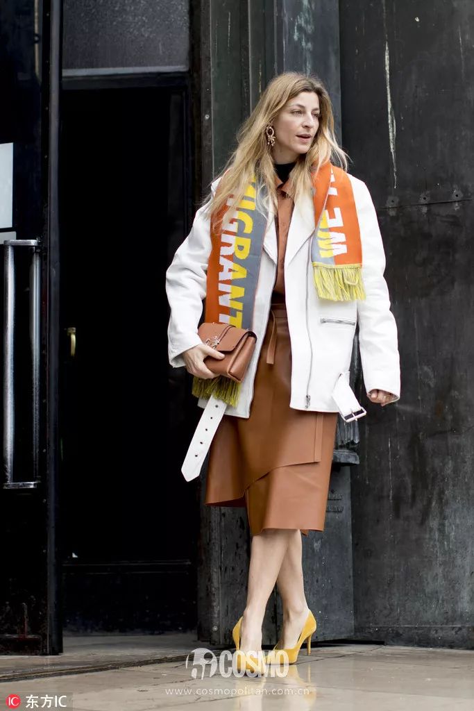 时髦办｜还不知道它？你和时髦之间只差一条印字围巾的距离