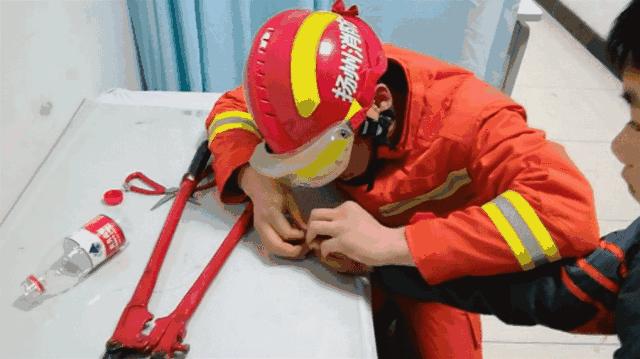 手指被戒指卡住求助消防员,男孩手指被卡求助消防员秒变话痨