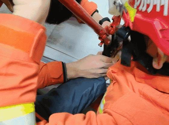 手指被戒指卡住求助消防员,男孩手指被卡求助消防员秒变话痨