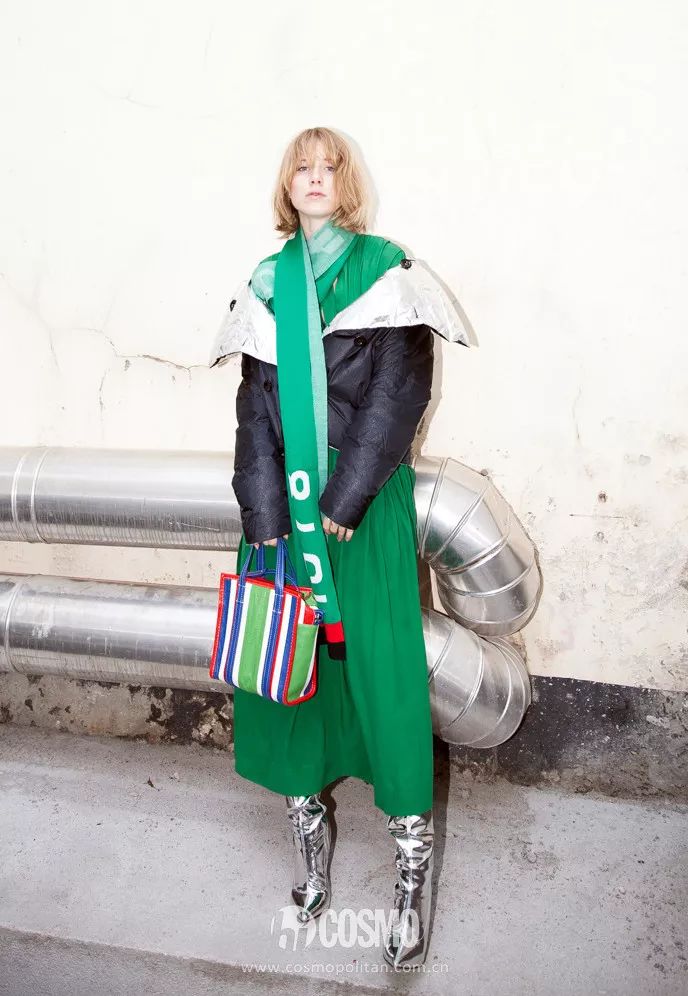 时髦办｜还不知道它？你和时髦之间只差一条印字围巾的距离