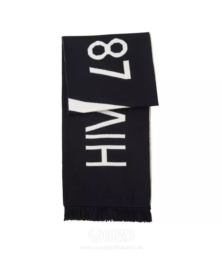 时髦办｜还不知道它？你和时髦之间只差一条印字围巾的距离