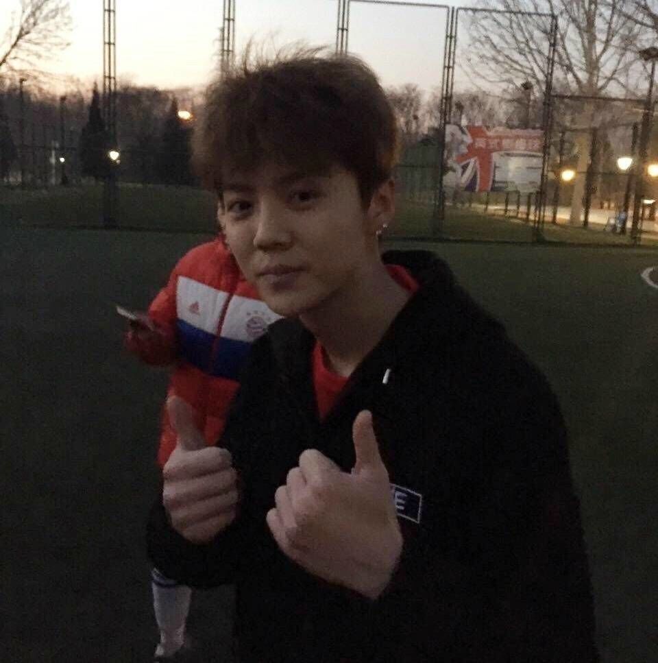 网友晒鹿晗最新踢球合照,171217鹿晗