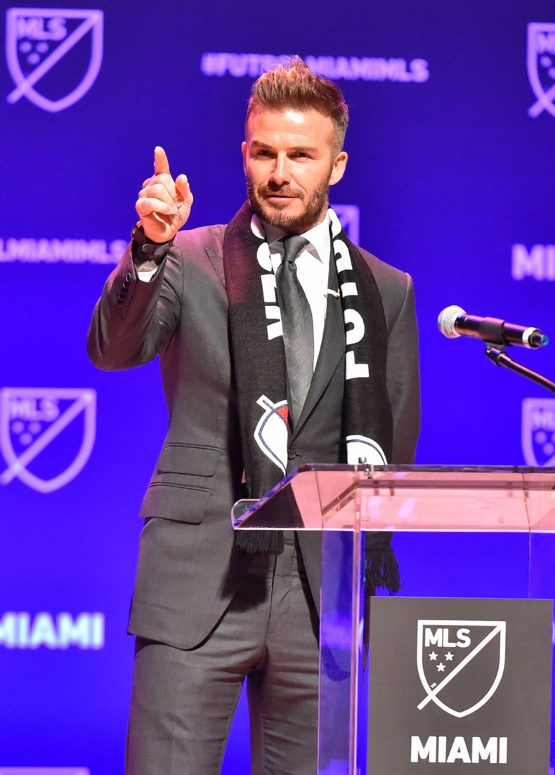 小贝悄悄憋了5年的足球队成立了！送祝福的豁牙小七笑开了花